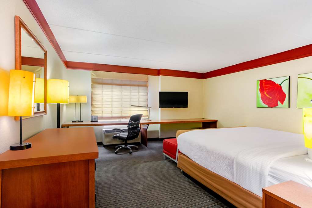 La Quinta Inn & Suites by Wyndham Raleigh Crabtree - photo 22