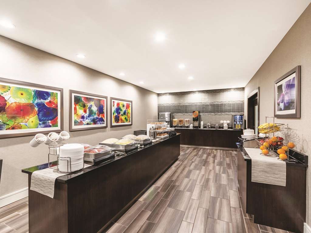 La Quinta Inn & Suites by Wyndham San Antonio Downtown - photo 43