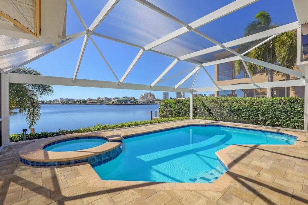 Waterfront home with spectacular view pool and spa — 4-Star Luxury Hotel in Marco Island, United States