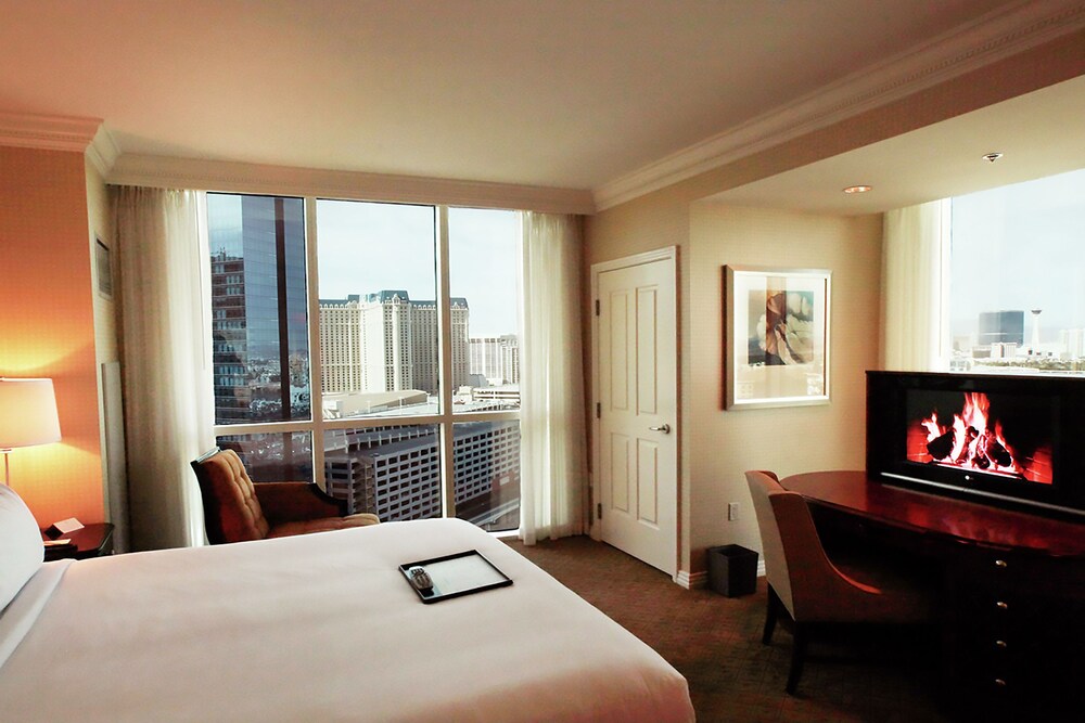 888 One Bedroom Balcony Suite at Signature Condo Hotel - photo 17