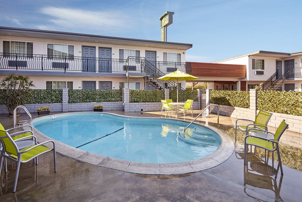 Studio Inn and Suites at Promenade Downey - photo 3