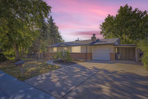 4BD Hot Tub BBQ Games 10 Mins to Olde Town — hotel in Arvada