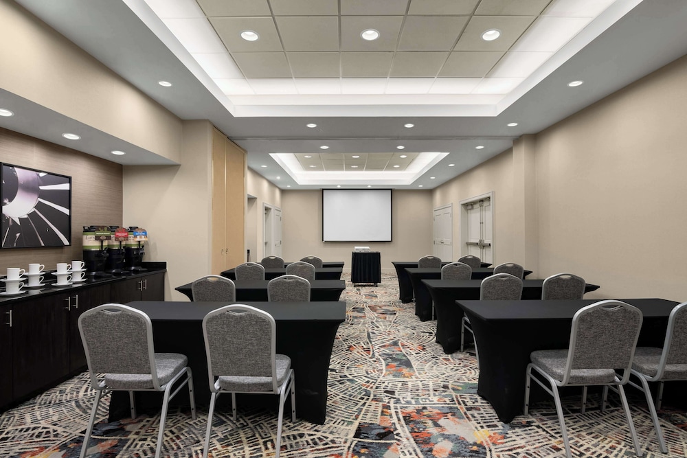 Embassy Suites Newark Airport - photo 45