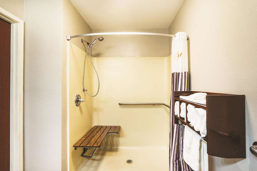 La Quinta Inn & Suites by Wyndham Louisville East - photo 9