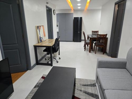 BGC Center Decent 74sqm 2br 2baths 4beds with maid quarter — 4-Star Luxury Hotel in Manila, Philippines
