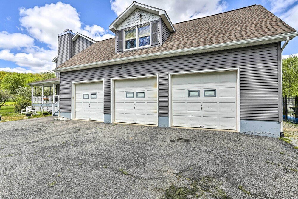Pet Friendly Pond View Loft with Private Pool — hotel in Walden