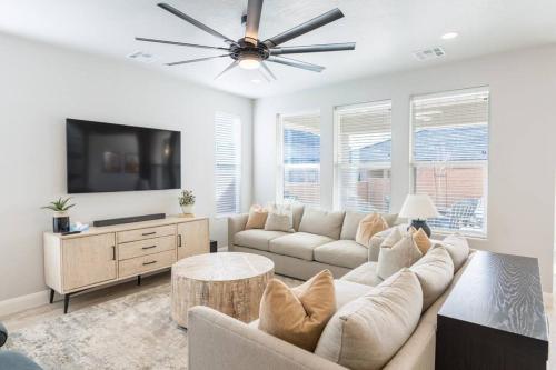 Cozy Sweet Retreat Brand New Private Home w Spa Game Room and Firepit — 4-Star Luxury Hotel in Washington, United States