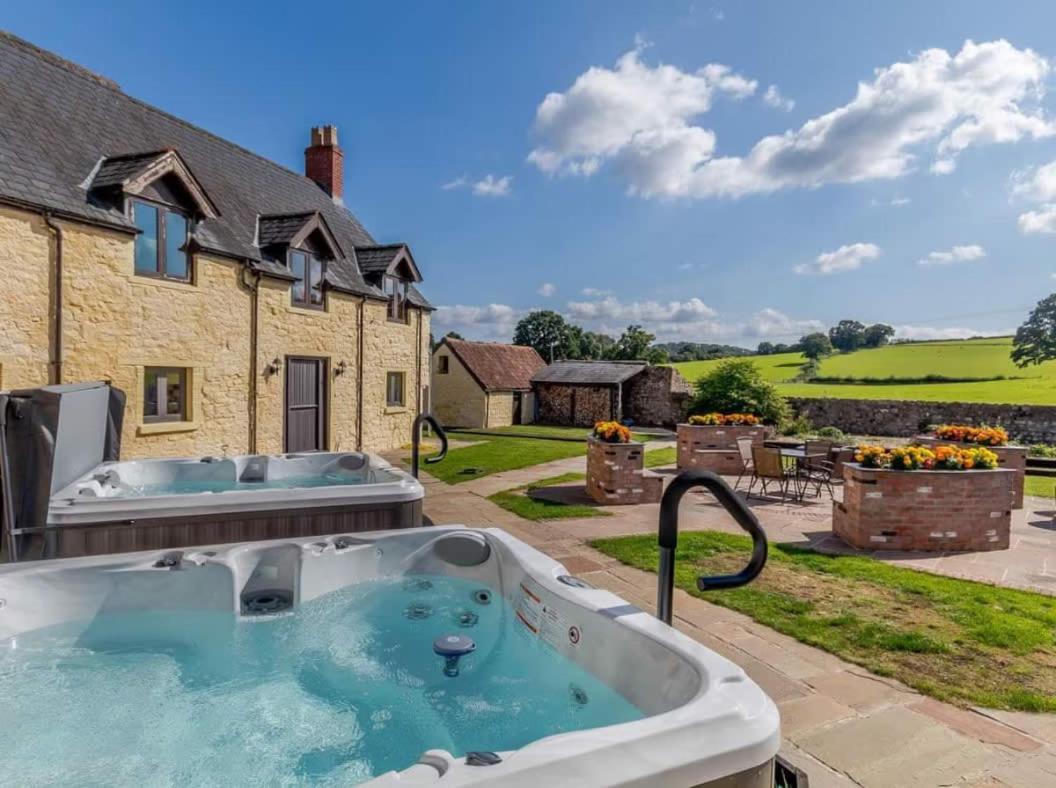 Henrhiw Farm House at Henrhiw Farm Cottages — 4-Star Luxury Hotel in Usk, United Kingdom