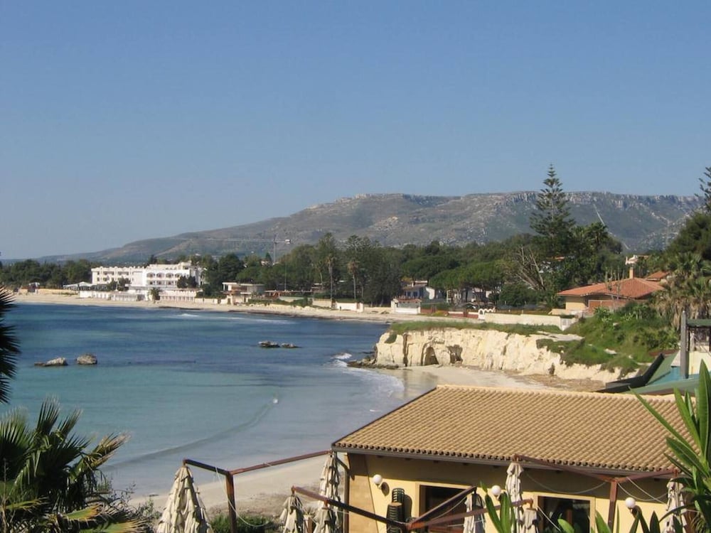 Charming Sicilian Villa in Fontane Bianche — 4-Star Luxury Hotel in Siracusa, Italy