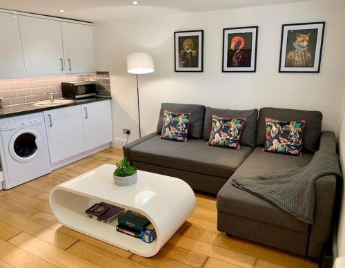Period Apartment for 3 Near Uni Hospital and Town Centre Parking