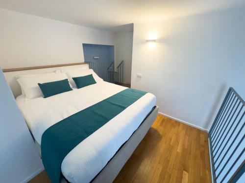 Design apartment a 2 minute walk from Maciachini metro station — 4-Star Luxury Hotel in Milan, Italy