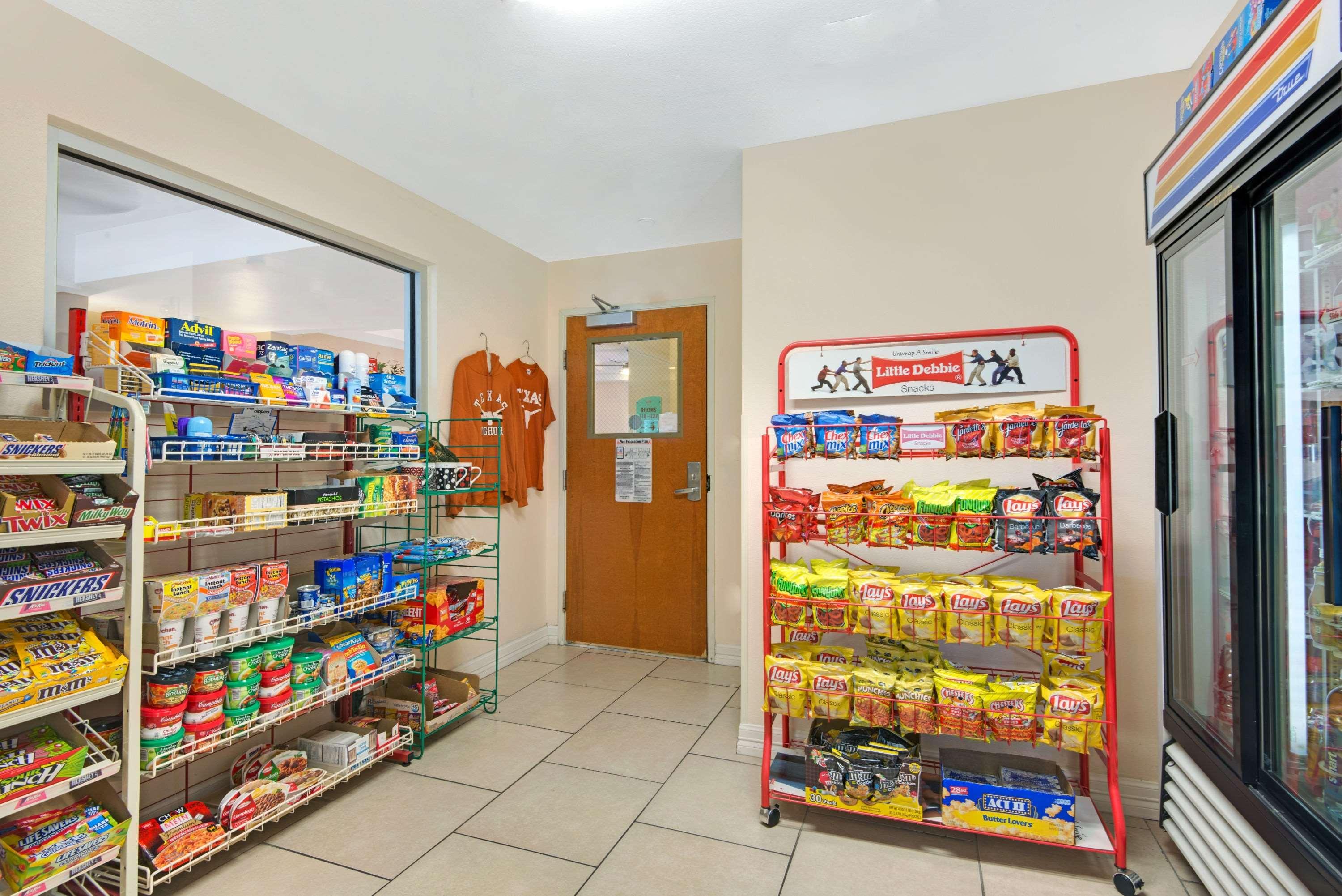 Super 8 By Wyndham Austin Airport North - photo 16