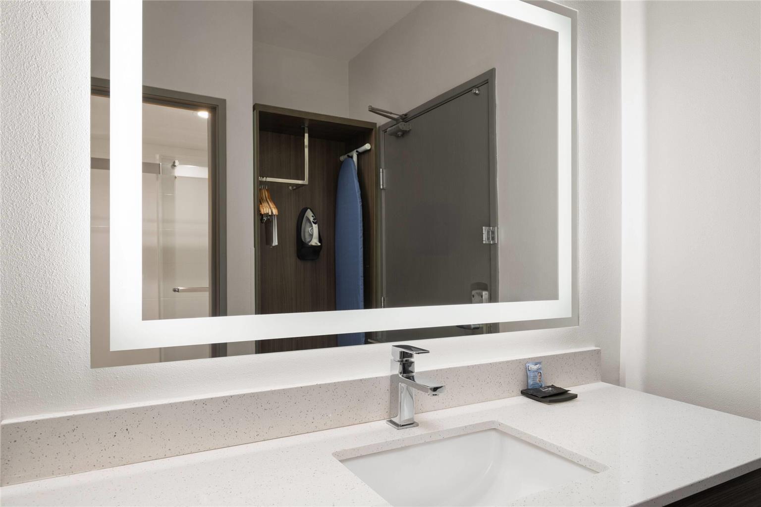 La Quinta Inn & Suites by Wyndham Atlanta Roswell - photo 15