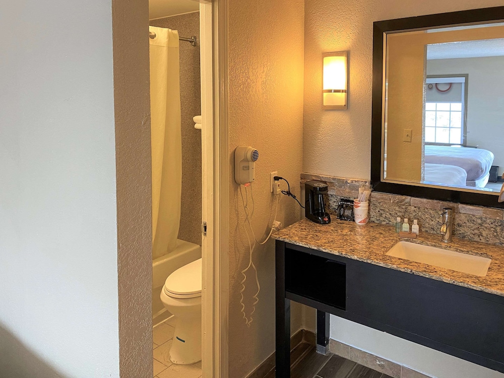 Clarion Pointe Independence Kansas City - photo 32