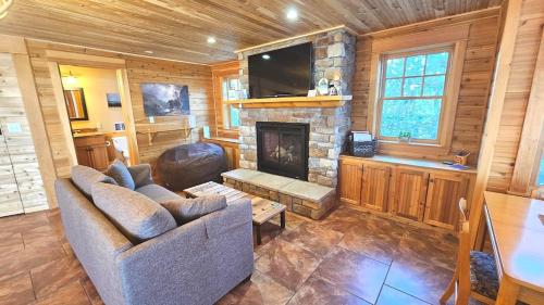 Loza house adirondack screened in porch unit lake front — 4-Star Luxury Hotel in Plattsburgh, United States