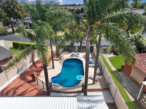 Evies White House Oasis I Pool & Close to Airport — 4-Star Luxury Hotel in Melbourne, Australia