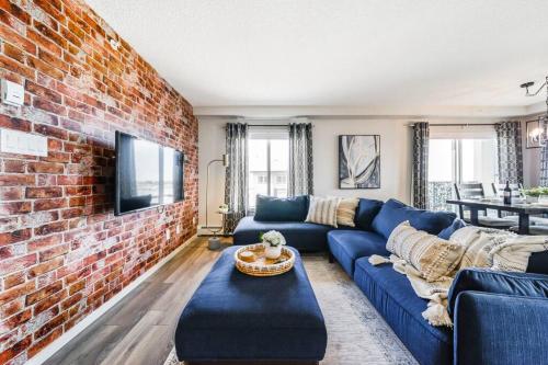 Bright Luxe Condo AC Top Floor King Bed Balcony — 4-Star Luxury Hotel in Edmonton, Canada