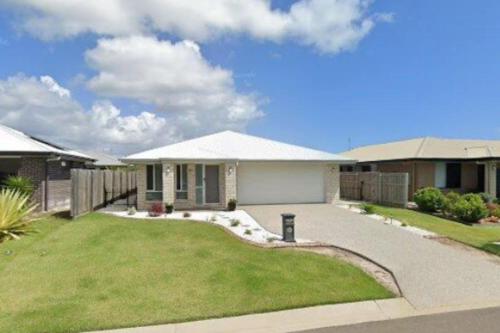 Ideal for Tradies and Nurses by Custom Bnb Hosting — 4-Star Luxury Hotel in Point Vernon, Australia