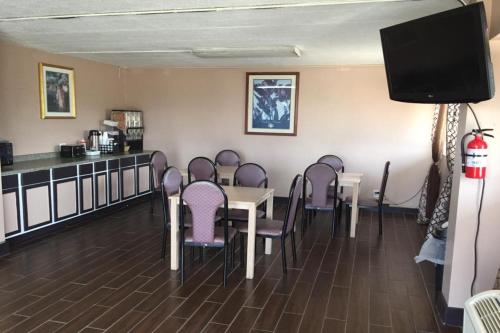 Economy Inn of Holland - photo 5