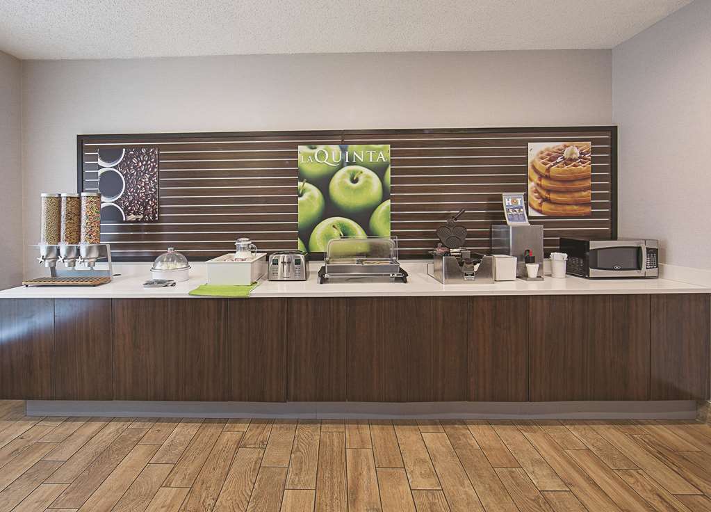 La Quinta Inn & Suites by Wyndham Central Point Medford - photo 39
