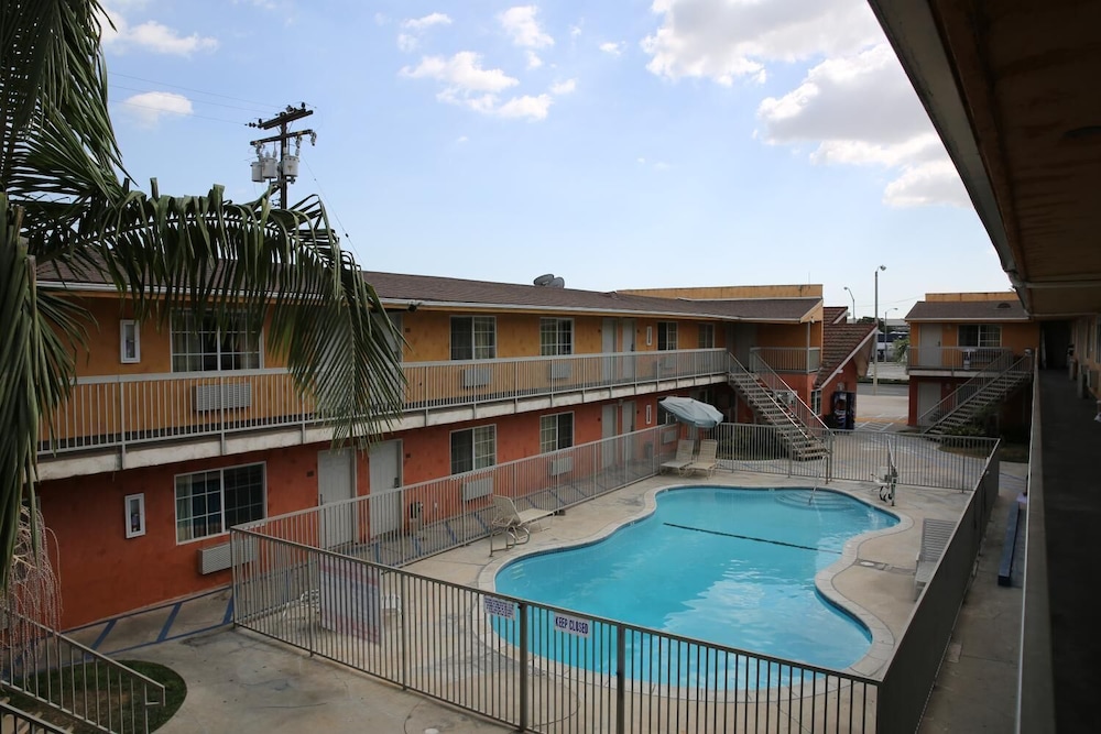 Chateau Inn and Suites - photo 26