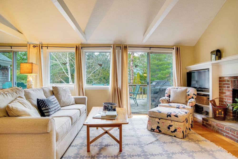 Furnished Deck: Retreat on Mashpee River in Mashpee, United States