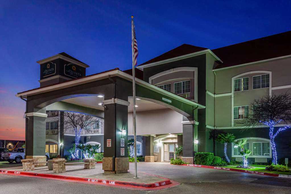 La Quinta Inn & Suites by Wyndham Laredo Airport - photo 2