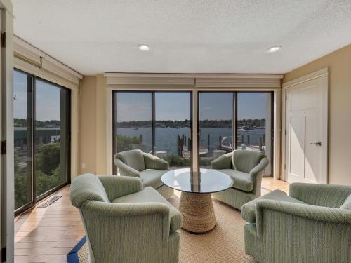 101 Edgewater Inn - photo 11