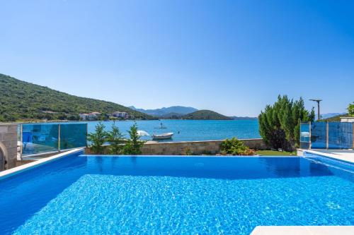 Beachfront Apartment house Hon with pool — 4-Star Luxury Hotel in Dubrava, Croatia