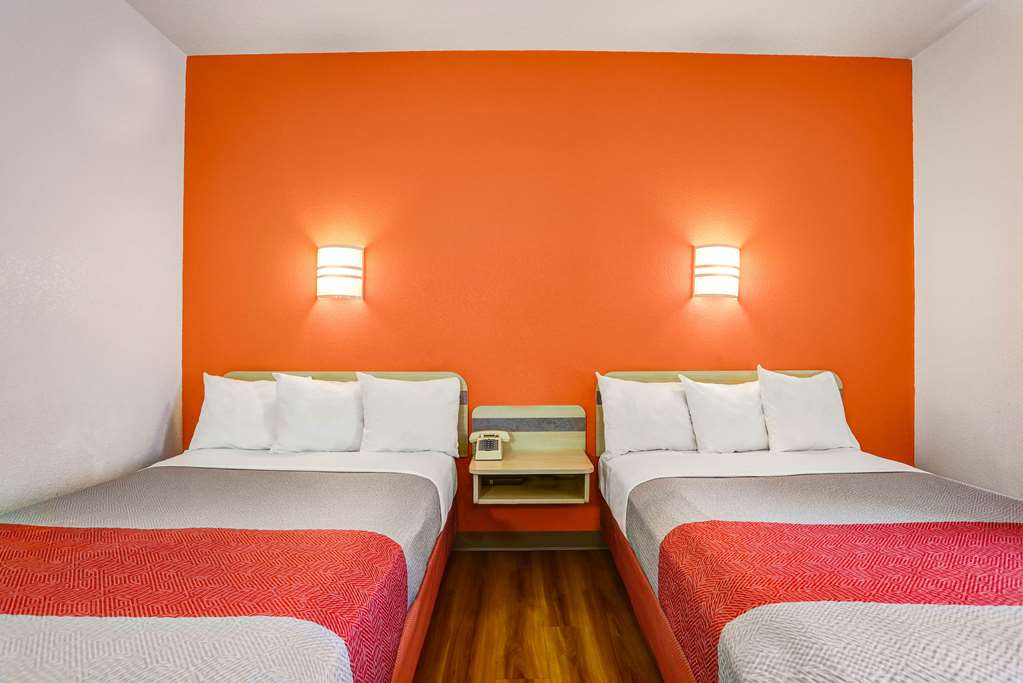 Howard Johnson by Wyndham Lemoore - photo 15
