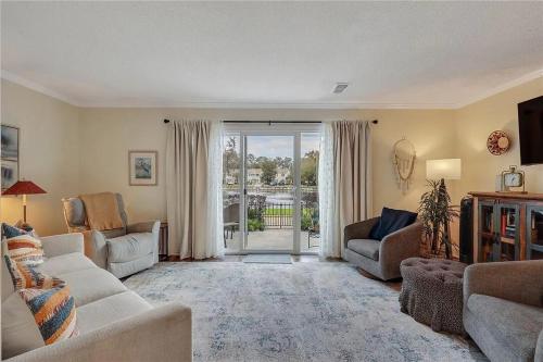 Relaxing Lakeview Stay Near Beach w Pool in Saint Simons Island, United States