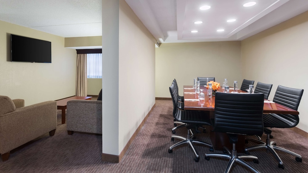 DoubleTree Suites by Hilton Hotel Cincinnati Blue Ash - photo 6