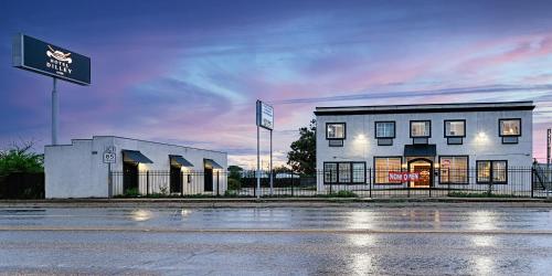 Hotel Dilley Grand - photo 18