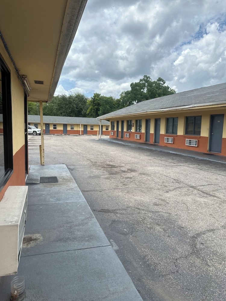 Johns Motel — Montgomery