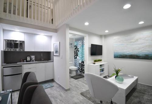 Modern loft wqueen bed steps to beach — 4-Star Luxury Hotel in Hollywood, United States