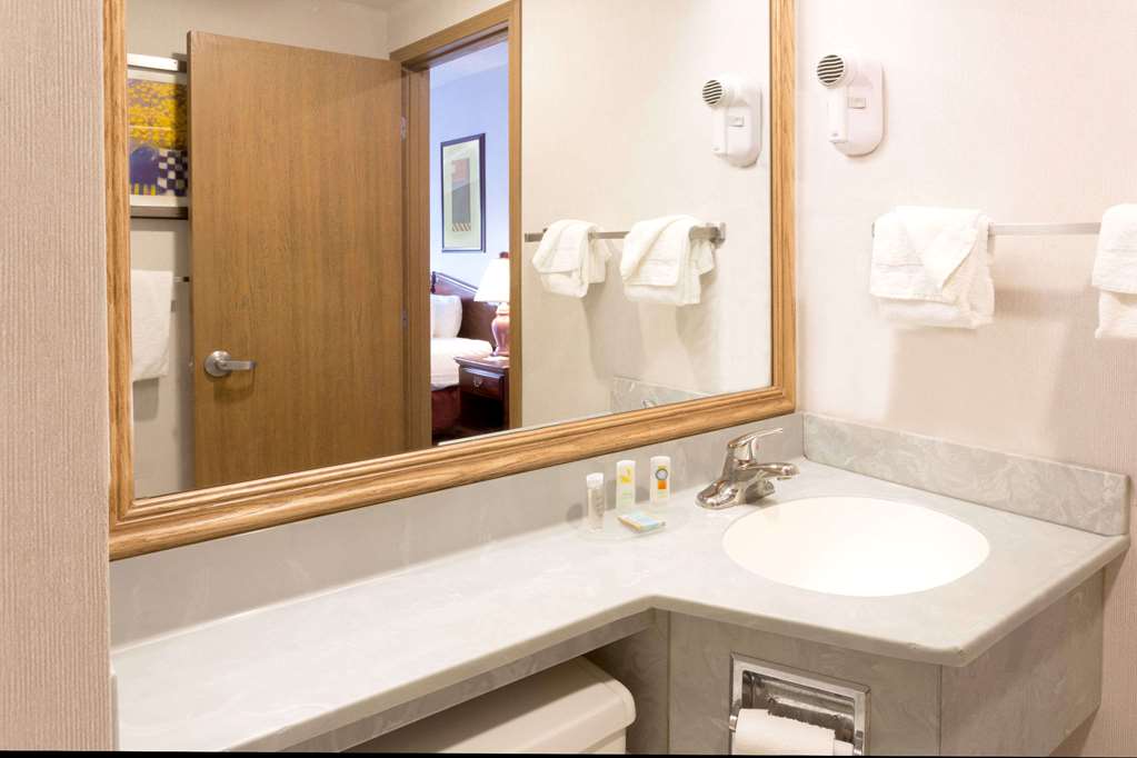 Days Inn by Wyndham Tiffin - photo 6
