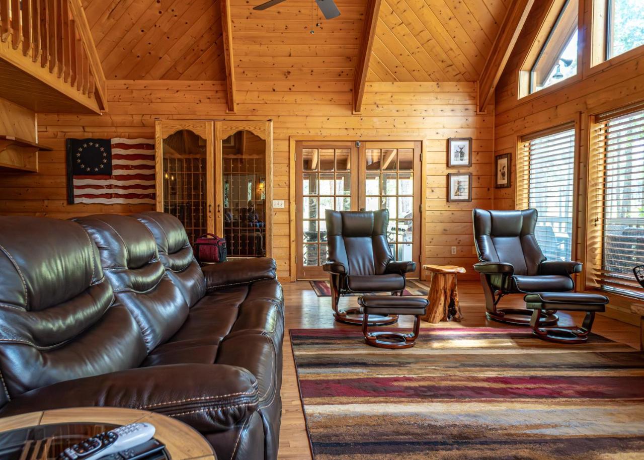 The Lodge Large Cabin 17 Acres Playground Forest Access — 4-Star Luxury Hotel in Pinedale, United States