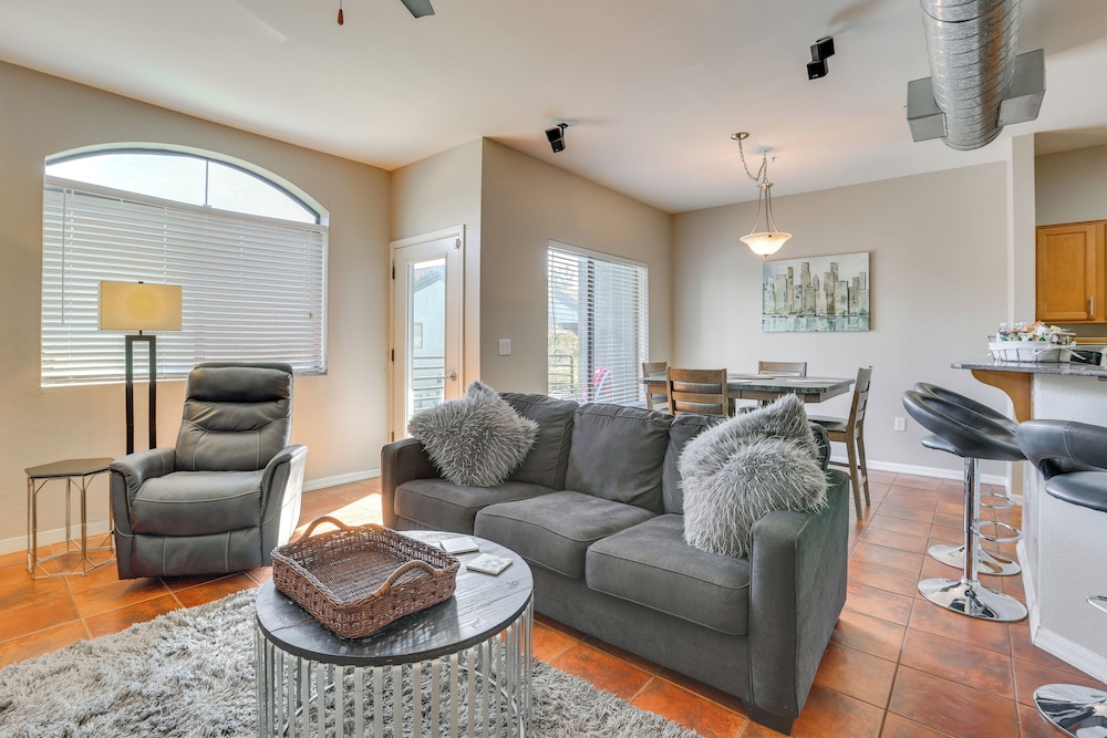 1 Mi to Biltmore Fashion Park: Condo w Pool — 4-Star Luxury Hotel in Phoenix, United States