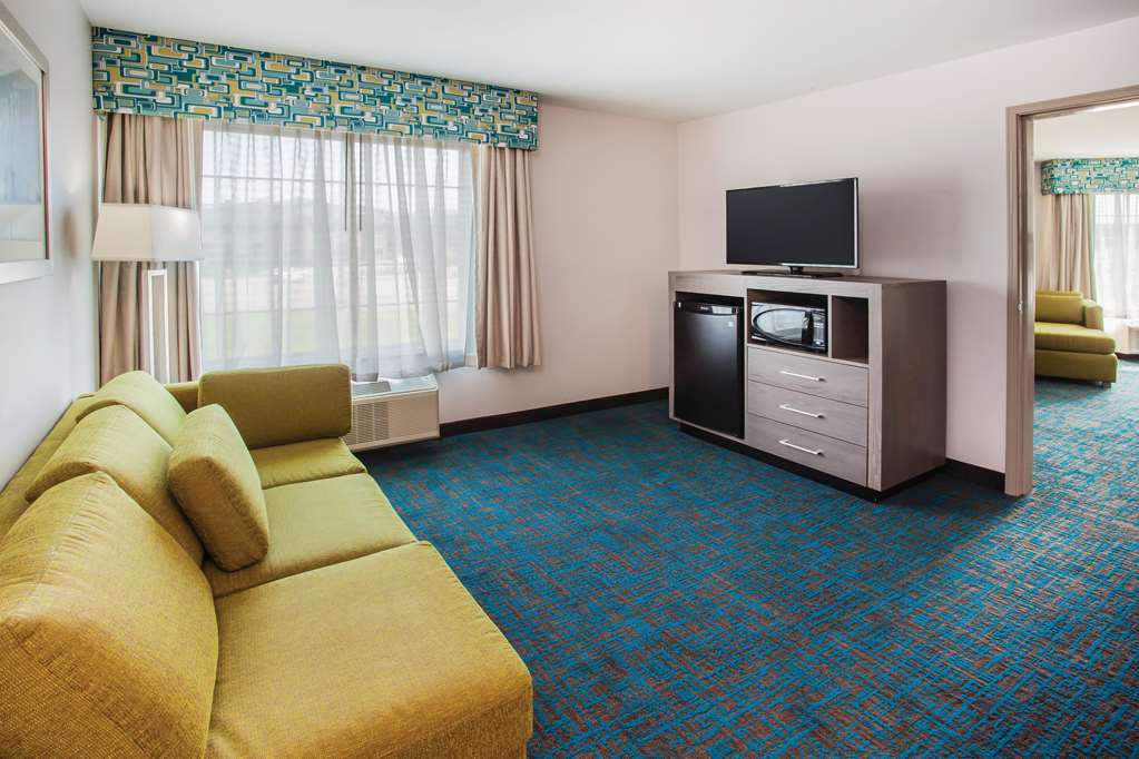 La Quinta Inn & Suites by Wyndham St. Paul Woodbury - photo 23