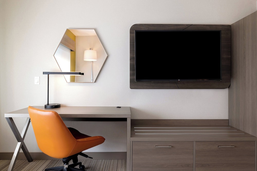 Holiday Inn Express and Suites Glendale Downtown - photo 25