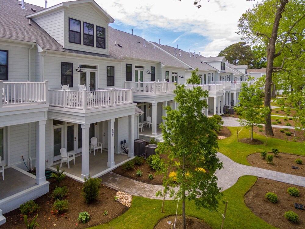 Gorgeous New Modern Farmhouse style Townhouse Just Blocks From the Vir — 4-Star Luxury Hotel in Virginia Beach, United States