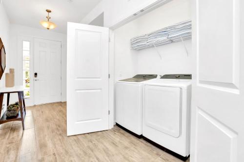 Upstay 9BR Disney Retreat w Pool BBQ & Hot Tub - photo 27