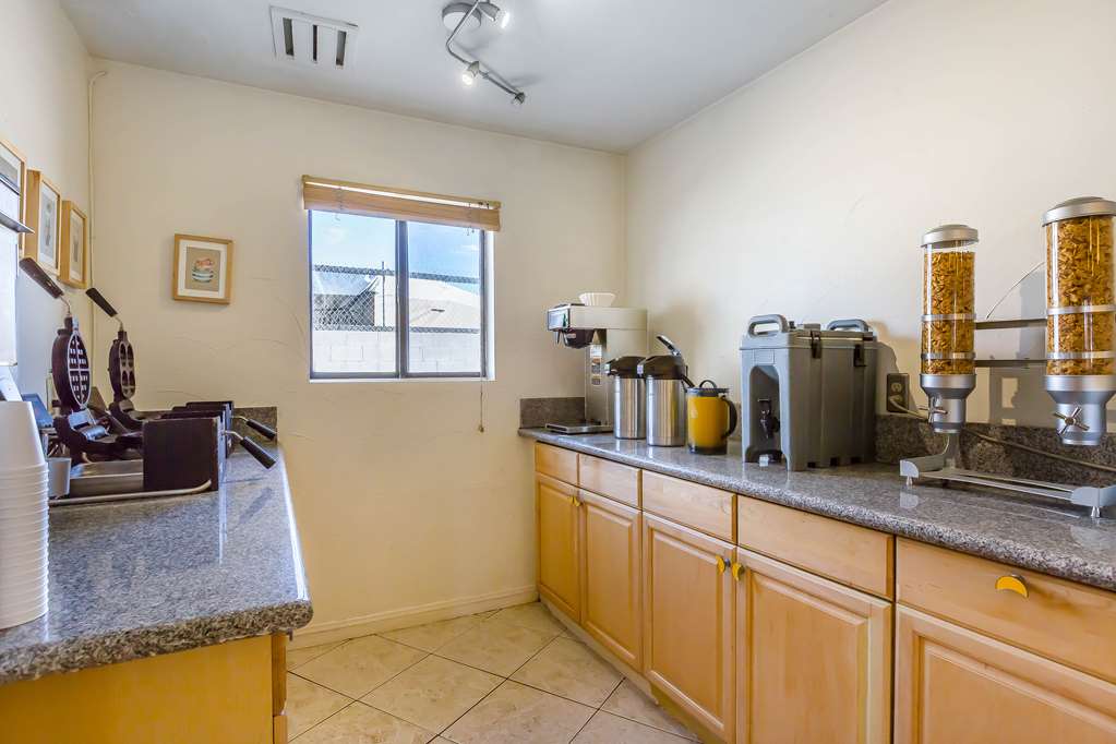Rodeway Inn Magic Mountain Area - photo 23
