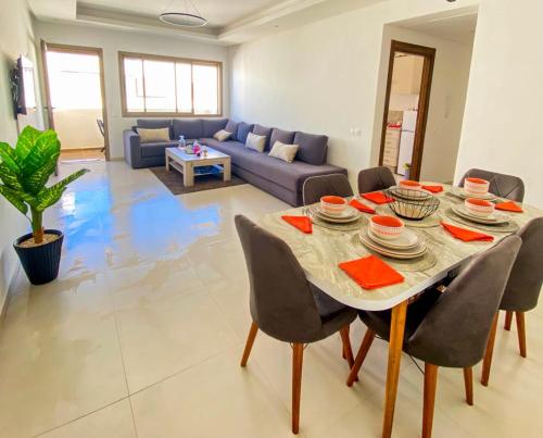 Appartement de Luxe Vue Mer Avec Climatisation Idéal pour Familles à 5 minutes à Pied de la Plage à environ 6 minutes en voiture du centre d'Agadir et à 10 minutes en voiture de Taghazout — 4-Star Luxury Hotel in Agadir, Morocco