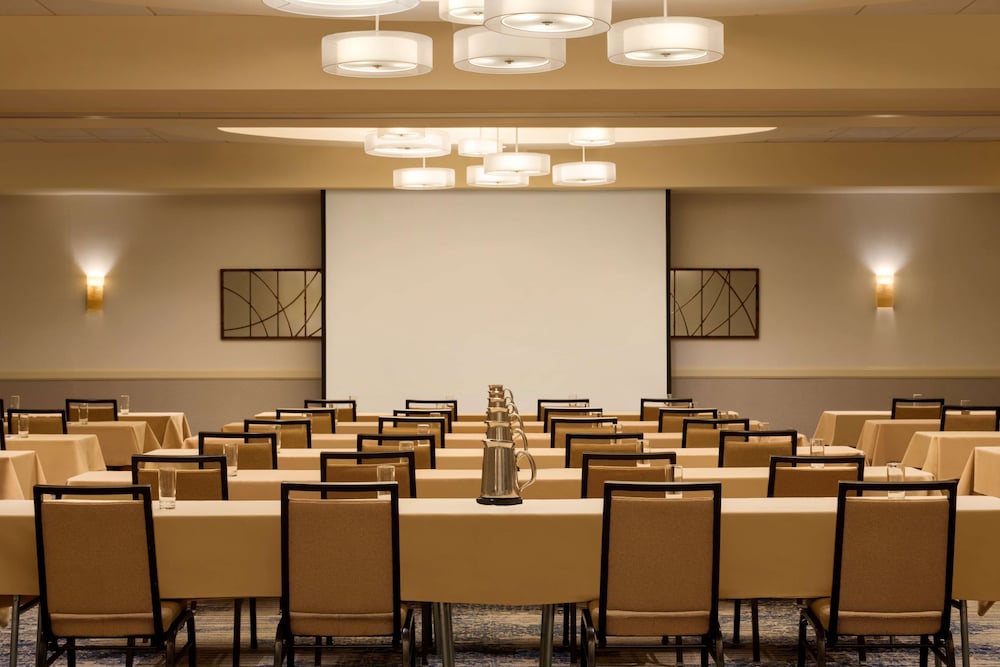 Embassy Suites by Hilton Boston Waltham - photo 12
