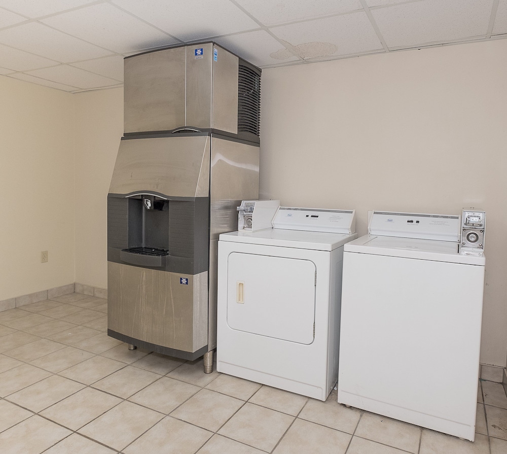 Red Roof Inn and Suites Cleveland Elyria - photo 47