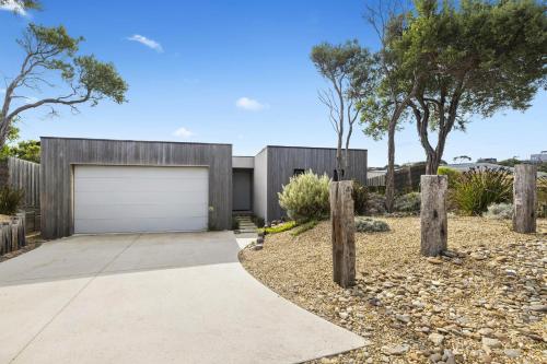 Aqua Luna Stylish Retreat by Koonya Ocean Beach — Blairgowrie — photo 3