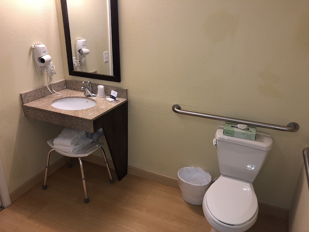 MainStay Suites Jacksonville near Camp Lejeune - photo 31