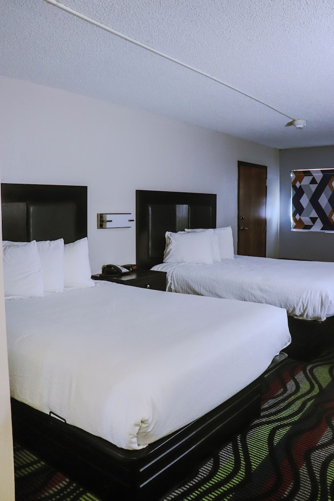 Apple Tree Inn and Suites - photo 2