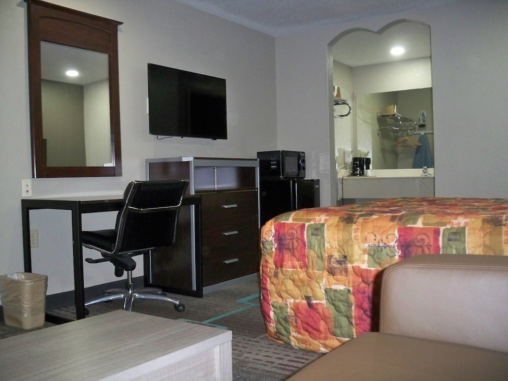 Scottish Inn & Suites - photo 56